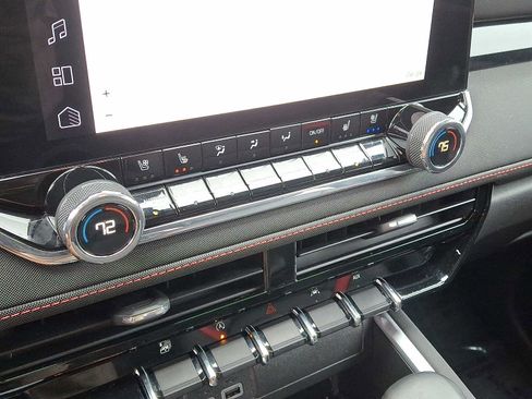 Used 2023 Chevrolet Colorado Z71 w/ Z71 Convenience Package 2 image 15