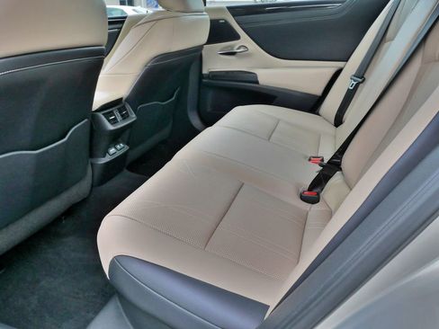 Used 2019 Lexus ES 300h w/ Accessory Package 2 image 19