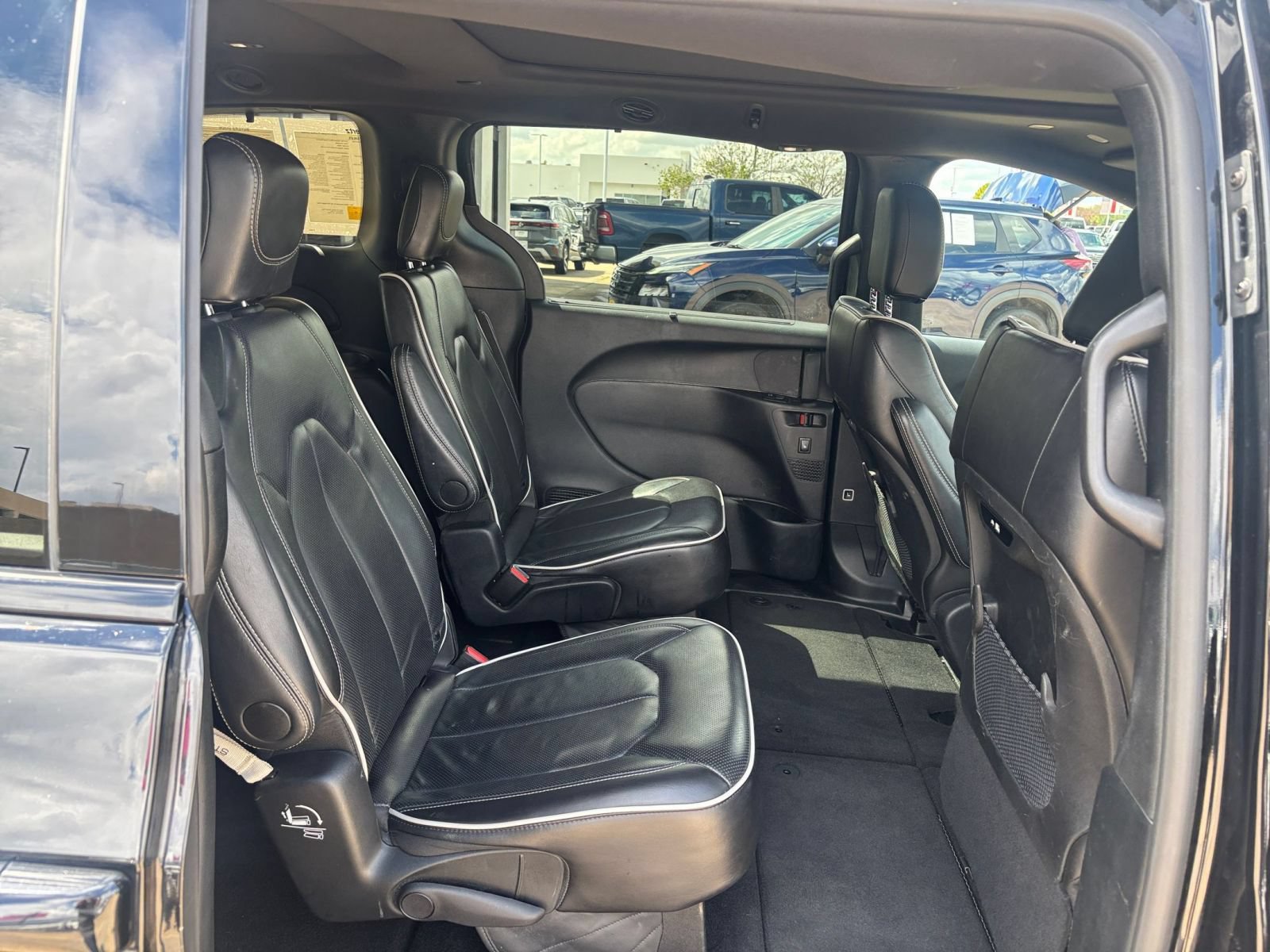 Used 2025 Chrysler Pacifica Limited FWD image 28