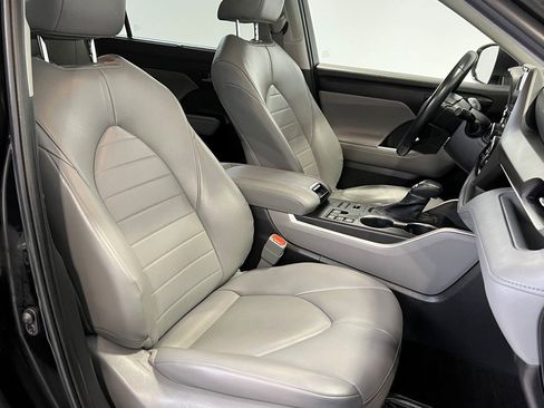 Used 2023 Toyota Highlander XLE image 13