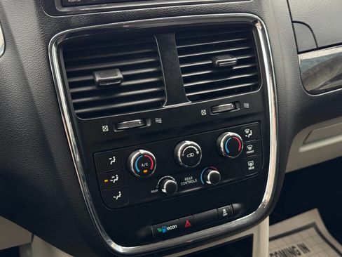 Used 2019 Dodge Grand Caravan SE w/ UConnect Hands-Free Group image 20