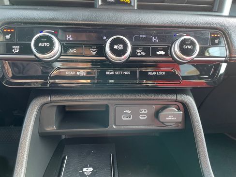 Used 2025 Honda Pilot TrailSport image 23