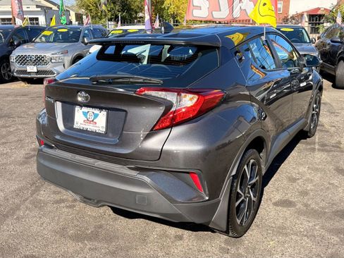 Used 2022 Toyota C-HR XLE image 9