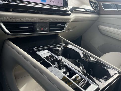 Certified 2025 Volkswagen Atlas SE w/ Panoramic Sunroof Package image 30