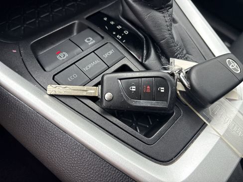 Used 2021 Toyota RAV4 LE image 19