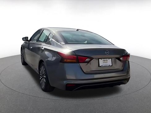 Used 2025 Nissan Altima 2.5 SV FWD image 11