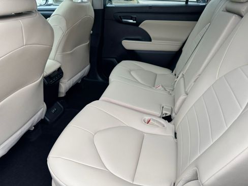 Used 2025 Toyota Highlander XLE AWD/4WD image 18