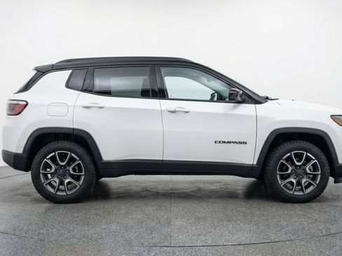 Used 2025 Jeep Compass Trailhawk image 11