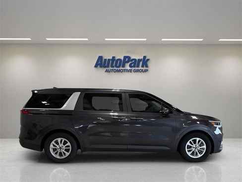 Used 2022 Kia Carnival LX image 8