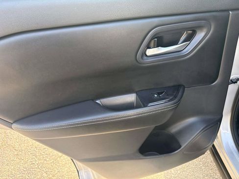 Used 2024 Nissan Rogue SV image 9