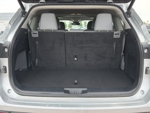 Used 2022 Toyota Highlander XLE AWD/4WD image 18