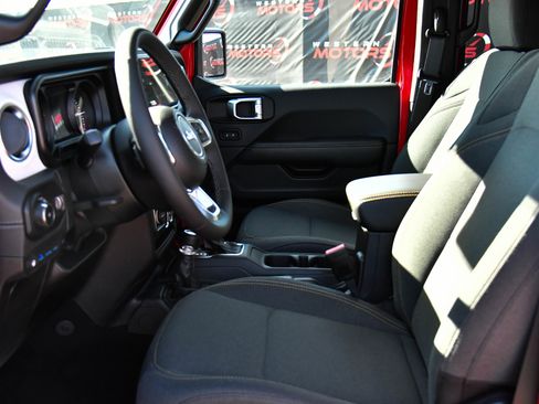 Used 2025 Jeep Wrangler Sahara image 18