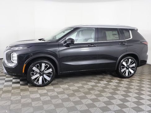 Used 2025 Mitsubishi Outlander AWD image 23