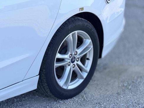 Used 2018 Ford Fusion SE w/ Equipment Group 602A FWD image 4