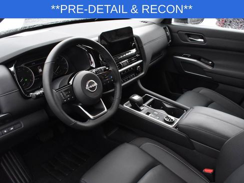 Used 2025 Nissan Pathfinder SL AWD/4WD image 7
