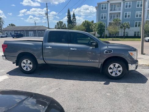 Used 2017 Nissan Titan SV image 9