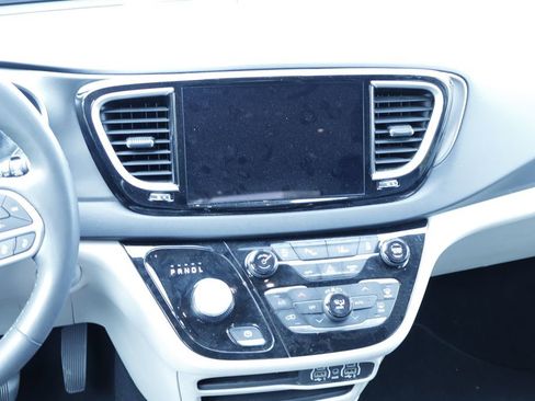 Certified 2023 Chrysler Pacifica Touring-L FWD image 22