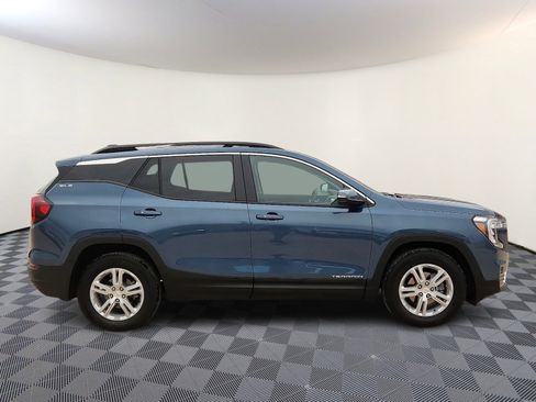 Used 2024 GMC Terrain SLE w/ Driver Convenience Package FWD image 5
