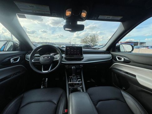 Used 2025 Jeep Compass Limited image 33