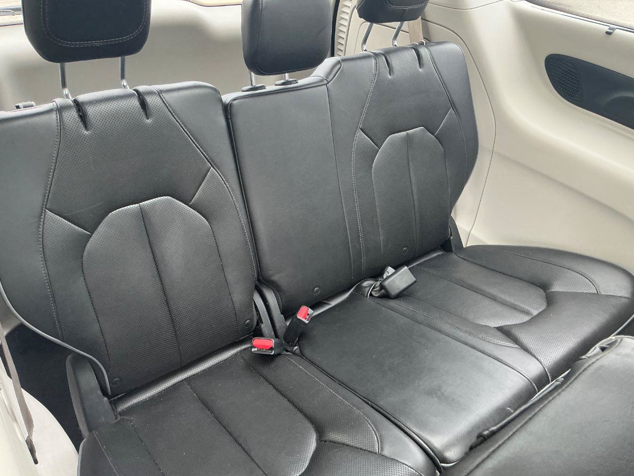 Used 2018 Chrysler Pacifica Limited FWD image 10