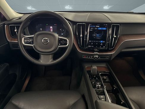 Used 2023 Volvo XC60 B5 Plus image 27