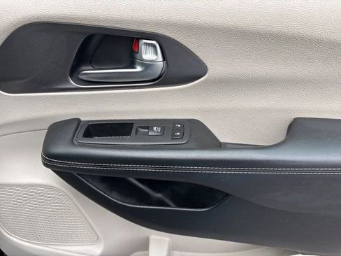 Used 2023 Chrysler Pacifica Touring-L image 41