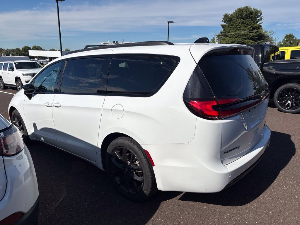 Used 2025 Chrysler Pacifica Limited FWD image 3