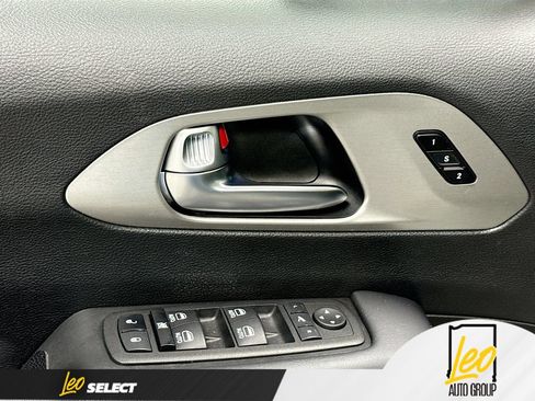 Used 2023 Chrysler Pacifica Limited w/ Uconnect Theater Family Group AWD/4WD image 21