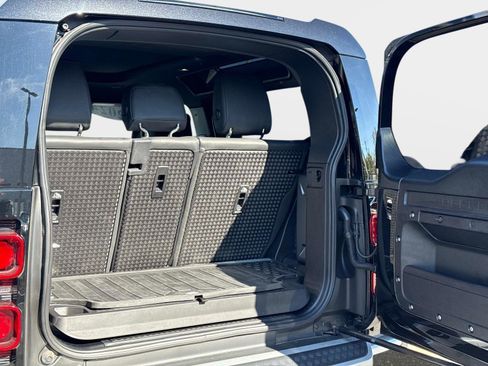 Used 2024 Land Rover Defender 90 S image 11