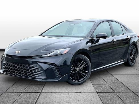Used 2025 Toyota Camry SE FWD image 1