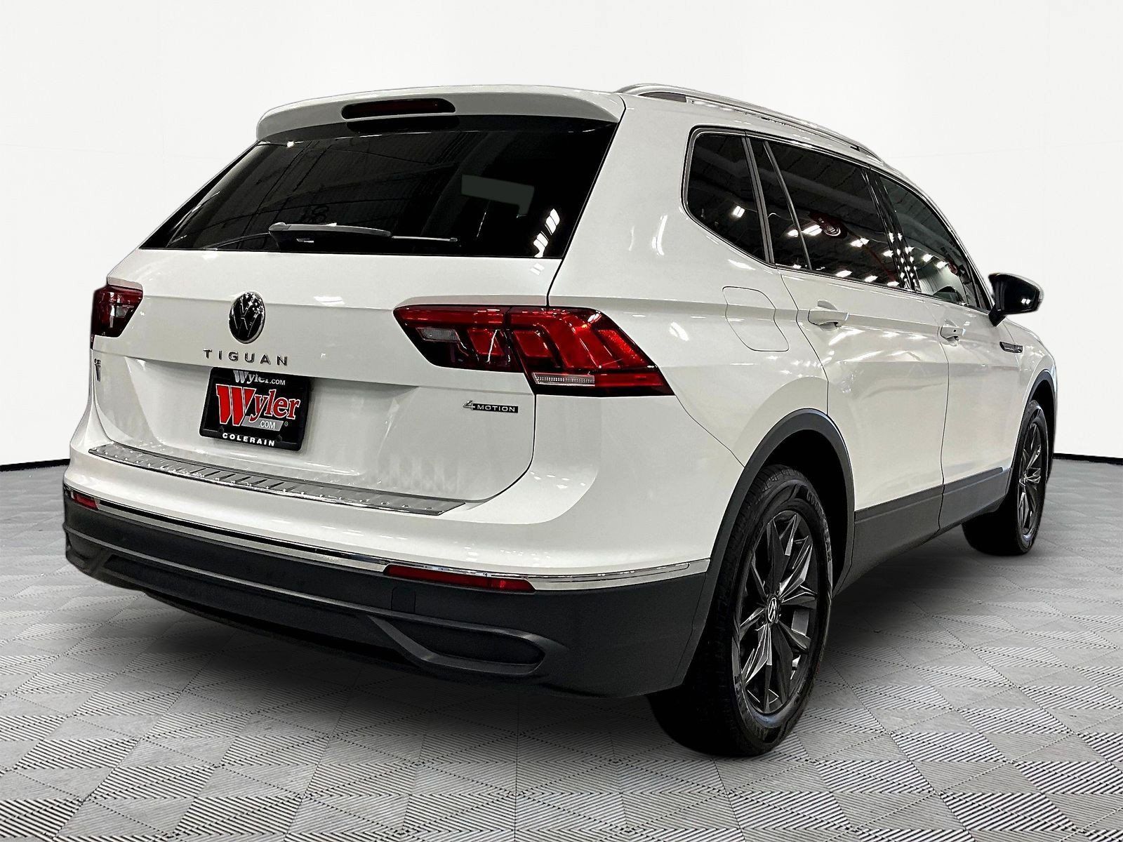 Used 2023 Volkswagen Tiguan SE w/ Panoramic Sunroof Package AWD/4WD image 6