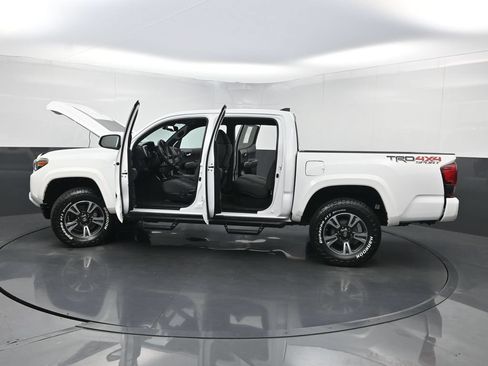 Used 2018 Toyota Tacoma TRD Sport AWD/4WD image 34
