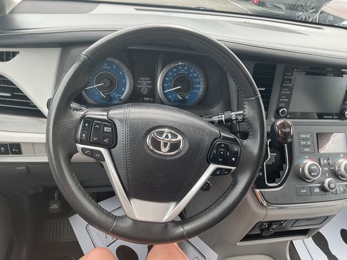Used 2018 Toyota Sienna XLE w/ XLE Navigation Package FWD image 18