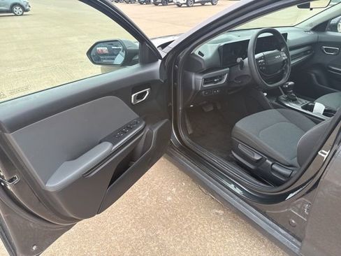 Used 2025 Kia K4 LXS image 9