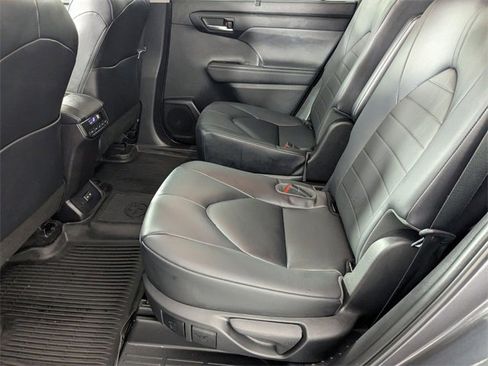 Used 2023 Toyota Highlander XLE image 27