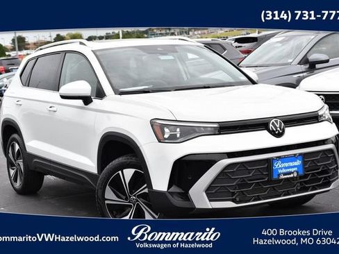 Used 2025 Volkswagen Taos SE w/ Panoramic Sunroof Package AWD/4WD image 1