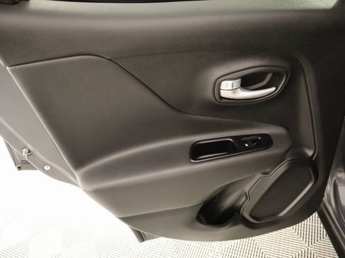 Used 2023 Jeep Renegade Limited image 18