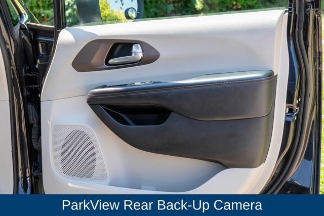 Used 2017 Chrysler Pacifica Touring FWD image 18