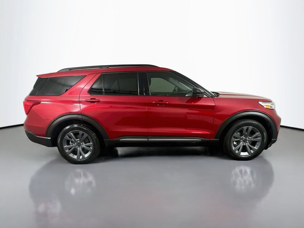 Used 2023 Ford Explorer XLT w/ Equipment Group 202A RWD image 4