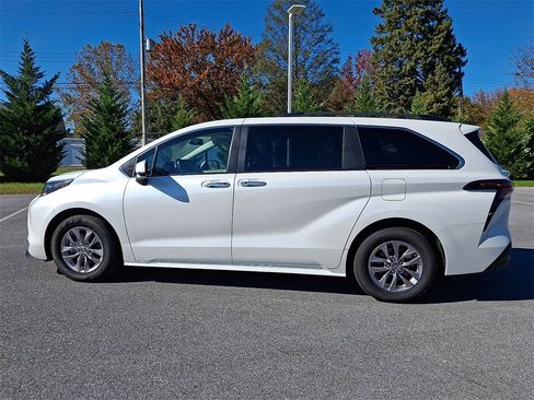 Certified 2024 Toyota Sienna XLE image 8
