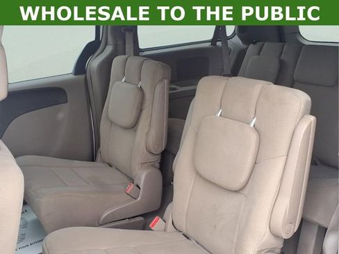 Used 2012 Chrysler Town & Country Touring FWD image 8