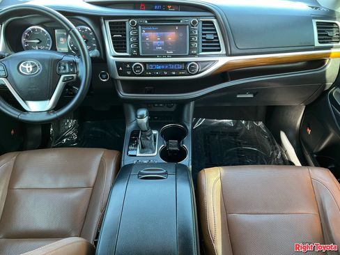 Certified 2017 Toyota Highlander Limited FWD image 18