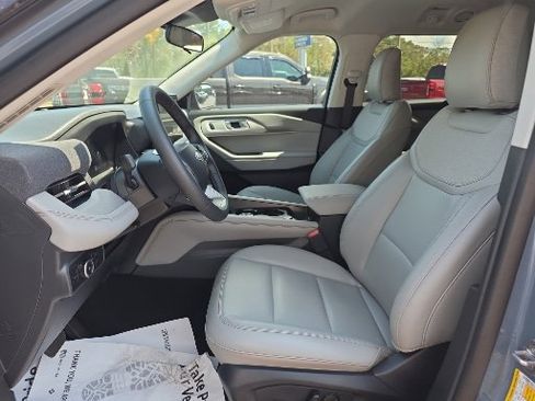 Used 2025 Ford Explorer Active w/ Active Comfort Package image 6
