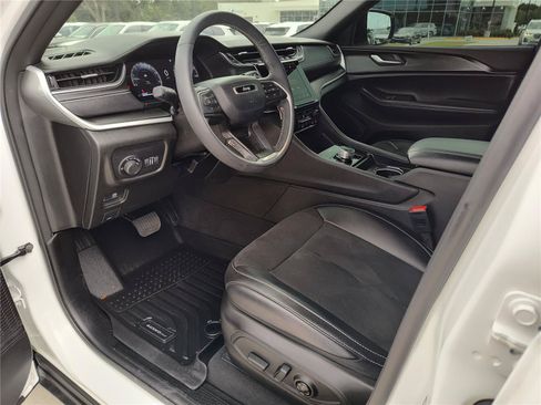 Used 2024 Jeep Grand Cherokee Altitude AWD/4WD image 2