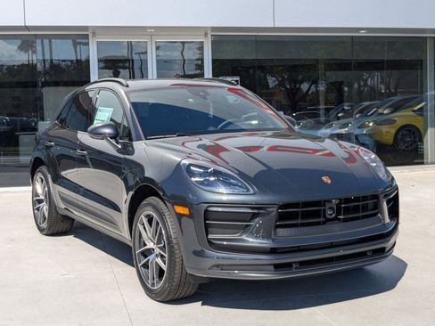 Certified 2025 Porsche Macan image 7