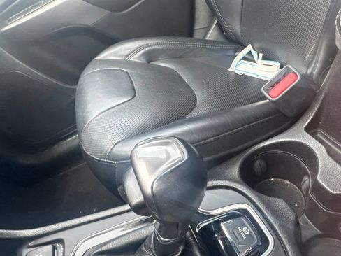 Used 2019 Jeep Cherokee Limited FWD image 5