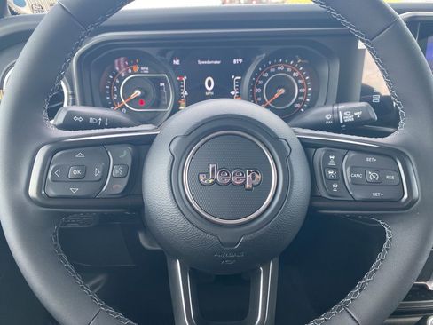 Used 2025 Jeep Gladiator Sport image 16