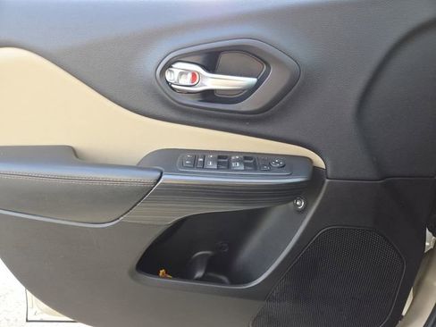 Used 2015 Jeep Cherokee Limited image 32