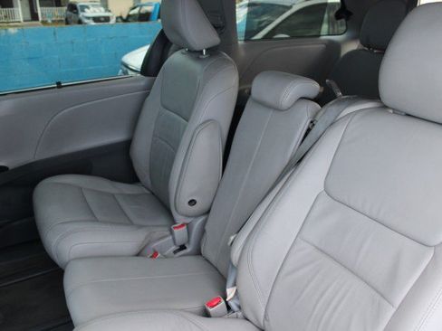 Used 2015 Toyota Sienna XLE FWD image 16