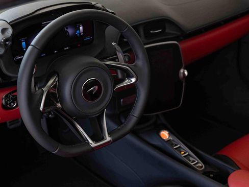 Used 2025 McLaren Artura Spider image 19